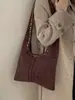 Bolso tote transfronterizo de gamuza tachonada vintage para mujer, bolso de axila estilo motero de nicho para otoño e invierno 2026, bolso de mano elegante