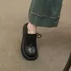 Sapatos femininos de couro estilo JK versáteis de sola grossa, novo modelo outono 2026, tênis casuais com cadarço para aumentar a altura para mulheres estudantes