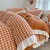 Juego de cama de cuatro piezas de terciopelo coral de leche engrosado de doble cara, ropa de cama de franela de invierno, falda de cama más gamuza, sábanas, funda de edredón