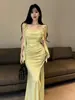 Vestido burdeos de cuello cuadrado con tirantes de volantes, diseño plisado, ajustado, con abertura y cola de pez, vestido largo de anfitrión de banquete
