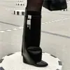 Botas Altas Arrugadas de Cuero Suave con Hebilla Metálica y Tacón de Cuña Estilo Chanel 2026 Invierno Punta Fina Botas de Montar de Pierna Ancha