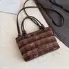 Bolsa transversal de ombro único estilo coreano para outono, bolsa tote diária com pingente, novo estilo para o trabalho para mulheres, design doce e fofo 2026, com estampa xadrez e motivos de desenhos animados adoráveis
