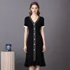 Vestido de Tricô com Decote em V Cruzado, Manga Longa, Botões Únicos, Cintura Marcada, Saia com Babados, Novo Estilo Outono 2026