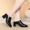 Sapatos femininos de peça única retrô para primavera e outono, versáteis, com decote profundo, de couro, sapatos soltos para mães de meia-idade, dropshipping, bico quadrado, salto alto, sapatos de salto único