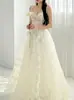 Vestido de noiva leve estilo francês com bordados tridimensionais e alças de renda, adequado para temas de estúdio, fotografia de viagem ao ar livre, e oferece um toque de nicho e alta qualidade, também adequado como vestido de aniversário