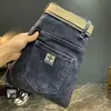 Otoño 2026 Nuevos Jeans para Hombre de Gama Alta Modernos Estampados Ajustados Pierna Recta Pequeña Moda Casual Versátiles Pantalones Largos
