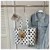 Nova bolsa tote casual de bolinhas de grande capacidade, versátil e estilosa, adequada para mulheres carregarem na mão ou como bolsa de ombro para o trabalho e o trajeto.