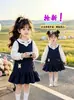 Vestido con Cuello de Muñeca Estilo Universitario para Niñas 2026 Otoño Nuevo Camisa de Manga Larga con Cuello de Muñeca para Niña Pequeña Vestido de Tirantes