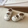 Zapatos de piel para niña estilo princesa 2026 primavera y otoño nuevos con lazo floral de velcro para niños, zapatos de suela blanda