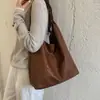 Bolsa de palha trançada elegante estilo coreano para mulheres, novo modelo 2026, nicho, simples, bolsa balde de alta qualidade, bolsa de ombro e de axila
