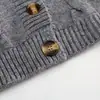 Suéter Adelgazante de Punto Trenzado con Flor de Goma de Cintura Alta Ultra Corto para Mujer, Nuevo Cardigan de Punto de Botones Individuales Primavera 2023