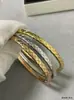 Pulseiras de alta qualidade estilo Chanel com padrão de diamantes estrelados Coco ouro branco versão larga e estreita, luxo leve e estilo Chanel de alta qualidade