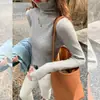 Blusa básica versátil de gola alta para mulheres, nova coleção outono/inverno 2026, suéter de tricô slim fit e que valoriza a silhueta