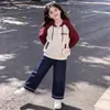 Conjunto de Dos Piezas Versátil para Niñas, Estilo Preppy, Colores Americanos Bloqueados, Sudadera con Capucha y Jeans Elegantes, Primavera/Otoño 2026