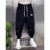 Novidade de Outono Calça de Moletom Esportiva Bordada com Letras para Homem Moda Tendência Cintura Elástica Jogger Harem Slim Casual