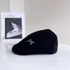 Boina Colorida Lisa com Laço Fofo Moda para Mulheres Outono e Inverno Casual Versátil Boné para Frente Estiloso Tendência Boné Bico de Pato