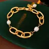 Pulsera de Perlas de Agua Dulce con Broche en Forma de T de Abeja Microincrustada de Circonita Estilo Francés, Pulsera de Lujo Ligero de Gama Alta, Accesorio de Mano Moderno y Elegante