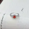 Caixa Surpresa ao Vivo Anel Aberto Vermelho Zircônia Resistente Luxuoso Bola Cintilante Anel de Empilhar Nicho High-End para Mulheres