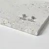 Aretes pequeños de barra de oro en relieve ~ Chapados en plata S925 oro de 18K rectangulares al por mayor forma de escalera de flores brillantes mini aretes japoneses y coreanos