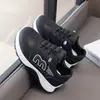 Tenis de piel para niño, nuevo modelo otoño 2026, suela suave, antideslizantes, ligeros, zapatos casuales elegantes para niña