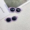 Venta caliente en stock ABS súper geniales gafas de sol pequeñas accesorios de decoración diy colgante de felpa multicolor funda de teléfono móvil pequeños accesorios