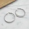 Pendientes de aro grandes lisos con acabado mate cepillado hechos a mano para mujer, sensación de alta gama, nuevo estilo popular 2026, pendientes elegantes y versátiles para mujer
