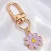Llavero colgante de aleación con diseño de margarita estilo goteo de aceite, anilla en D dorada, charm de flor multicolor, accesorios para manualidades, venta al por mayor