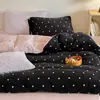 Juego de ropa de cama retro de invierno de cuatro piezas con lunares color crema y terciopelo de leche, que incluye sábana de forro polar coral, funda de edredón y sábana bajera.