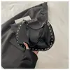 Moda Europeia e Americana Estilo Retrô Punk de Rua Rebite Grande Capacidade Tendência Bolsa de Ombro sob o Braço para Mulheres