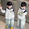 Camiseta de manga larga para niño, nuevo estilo primavera y otoño, casual y versátil, con cuello redondo estiloso, bloques de color, camiseta básica moderna para niños mayores