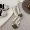 Meias listradas contrastantes estilo coreano meias femininas de cano médio meias folgadas da moda da internet celebridade ins japonesa meias longas sem costura retrô literárias