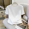 Camiseta branca pura de manga curta para mulheres, nova coleção 2026, com um design moderno de verão, apresentando corte reto nos ombros, caimento solto e feita de algodão puro
