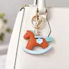 Bolsa de Adornos de Cuero Ins Colgante Llavero Pony Dibujos Animados Caballo Mecedora Colgante de Cuero Venta al por Mayor Regalos de Vacaciones