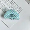 Grampo de cabelo de material PVC Tabuleiro de xadrez preto e branco europeu e americano Prendedor de cabelo triangular Presilha de cabelo High sense Xadrez parte de trás da cabeça cabelo