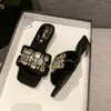 Sandalias planas francesas de strass extremadamente elegantes para usar al aire libre, nuevo modelo otoño/invierno 2026, punta cuadrada, cómodas para los pies, tacón de cuña, sandalias de punta abierta