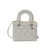 Bolsa quadrada pequena com padrão de losangos, laço e enfeite de pérolas, uma bolsa de mão estilo Diana que pode ser carregada na mão ou usada como bolsa transversal, disponível para atacado