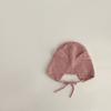 Corea del Sur mismo estilo lindo bola de pelo pequeña correa orejeras gorra otoño e invierno color liso niños y niñas bebé gorro tejido gorro de lana