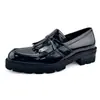 Sapatos Loafer de Sola Grossa Estilo Britânico Slip-On de Couro para Homens Primavera 2026 Novos Sapatos Masculinos Loafers de Couro Envernizado Preto