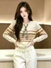 Elegante cardigã de tricô listrado com gola redonda e manga longa para mulheres, nova moda de início de outono 2026, top estilo lenço de seda chique