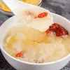 Hongo Blanco de Guting, un Famoso Lugar de Origen, con Semillas de Loto, Lirio, Bayas de Goji, Dátiles Rojos y Longan de China