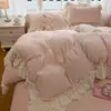 Conjunto de cama de quatro peças em veludo de leite A, estilo girlish, espessado, veludo coral, capa de edredom com renda, conjunto de três peças, inverno