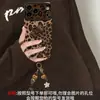 Pulsera de gato con estampado de leopardo, adecuada para funda de teléfono Apple 17pm, funda de silicona para iPhone 18, 16, Maillard, 14, ventana grande, 15