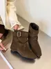 Botines colección otoño 2026, con diseño de tacón de bloque, punta fina, detalle de hebilla, efecto adelgazante, disponibles en negro y verde, aptos para adultos, estilo versátil