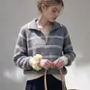 Suéter retro de rayas con cuello semiabierto para mujer, nuevo estilo otoño e invierno 2026, versátil y rejuvenecedor, top de punto holgado de manga larga