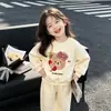 Conjunto de sudadera para niña de principios de otoño con lazo de dibujos animados, nuevo diseño de manga larga y cuello redondo, conjunto de dos piezas popular y elegante para primavera y otoño