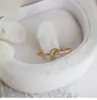 [Anel de dedo indicador banhado a ouro com pingente, anel de luxo leve, moda feminina, personalidade, design de nicho Ins, atacado]