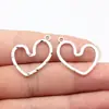 Pingente de Coração Vazado Martelado Multicor 26x21mm 1,5g Acessórios para Exportação Atacado