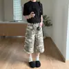 Venta al por mayor de fabricante jeans cortos camuflados de estilo urbano americano para hombre, pantalones cargo rotos, shorts holgados de pierna ancha para hombres y mujeres