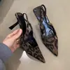 Salto alto de bico fino com estampa de leopardo estilo fada francesa, nova coleção 2026, sexy e elegante, com salto fino e design de bico fechado
