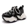 Zapatos de Padre con Suela Gruesa de Moda Europea para Mujer 2026 Primavera Nuevo Estilo Aumentadores de Altura Versátiles Súper Populares Ins Zapatos Casuales 2626